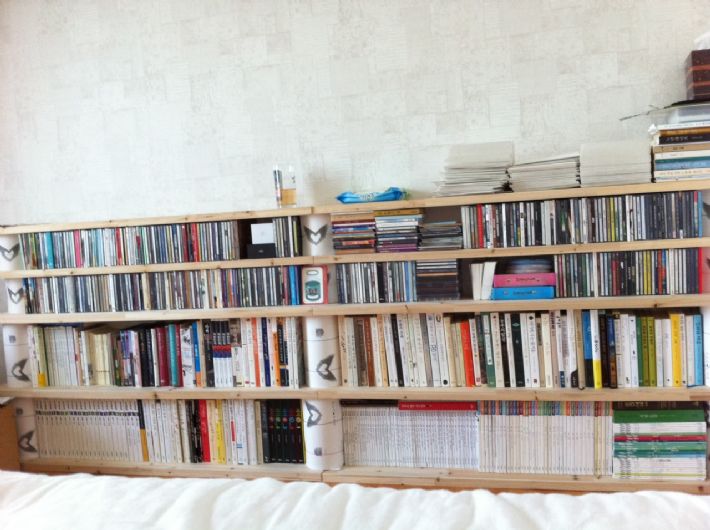 옆으로 긴 삼나무책장