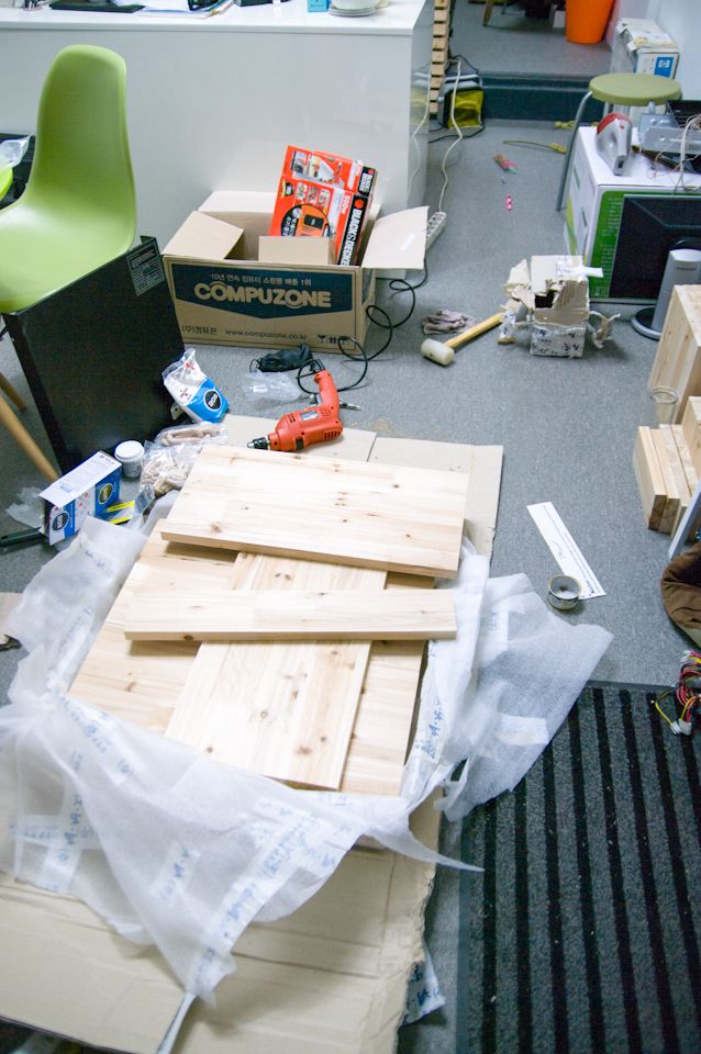 삼나무 집성목으로 만든 책장