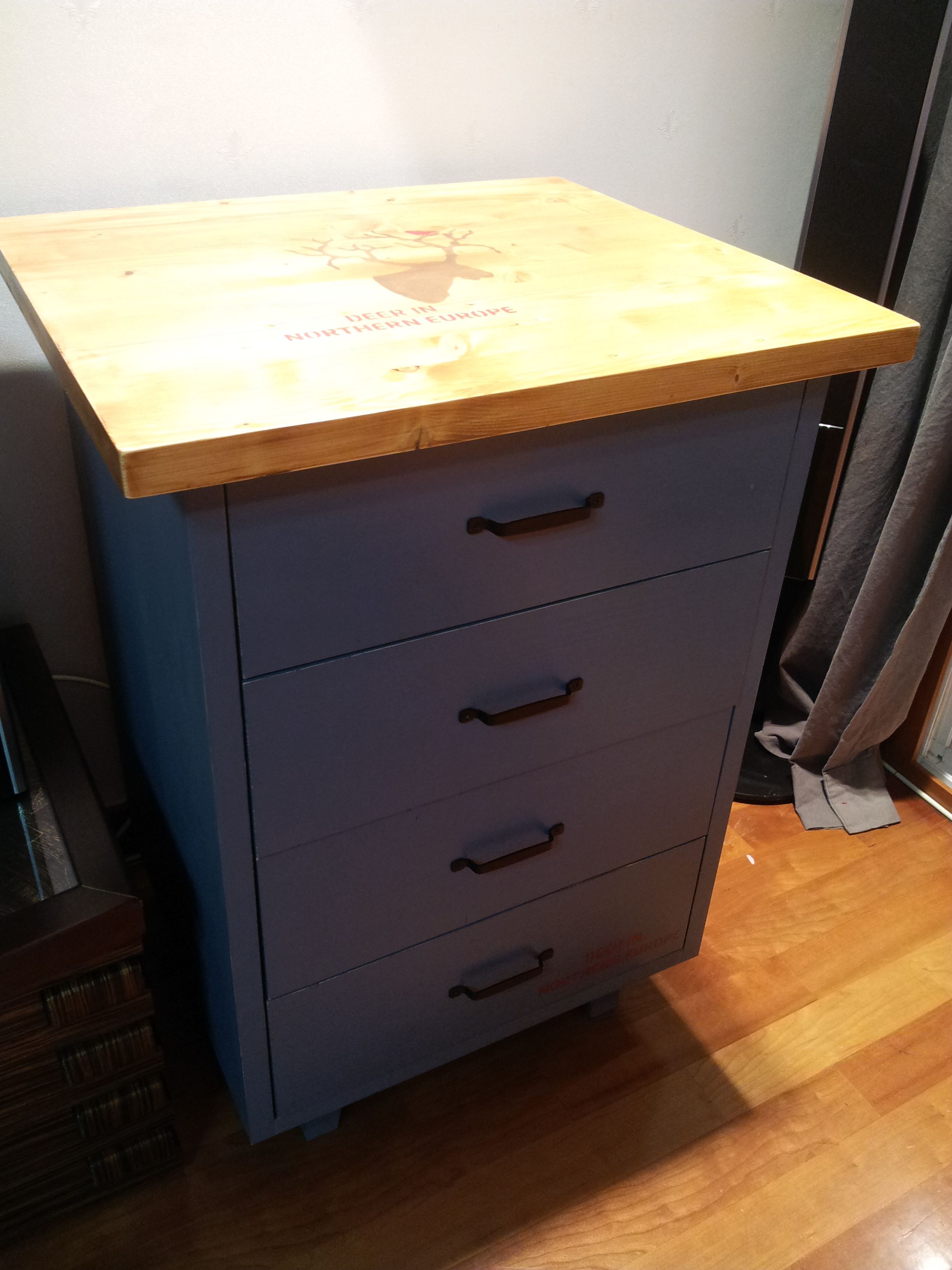 스프러스로 만든 서랍장