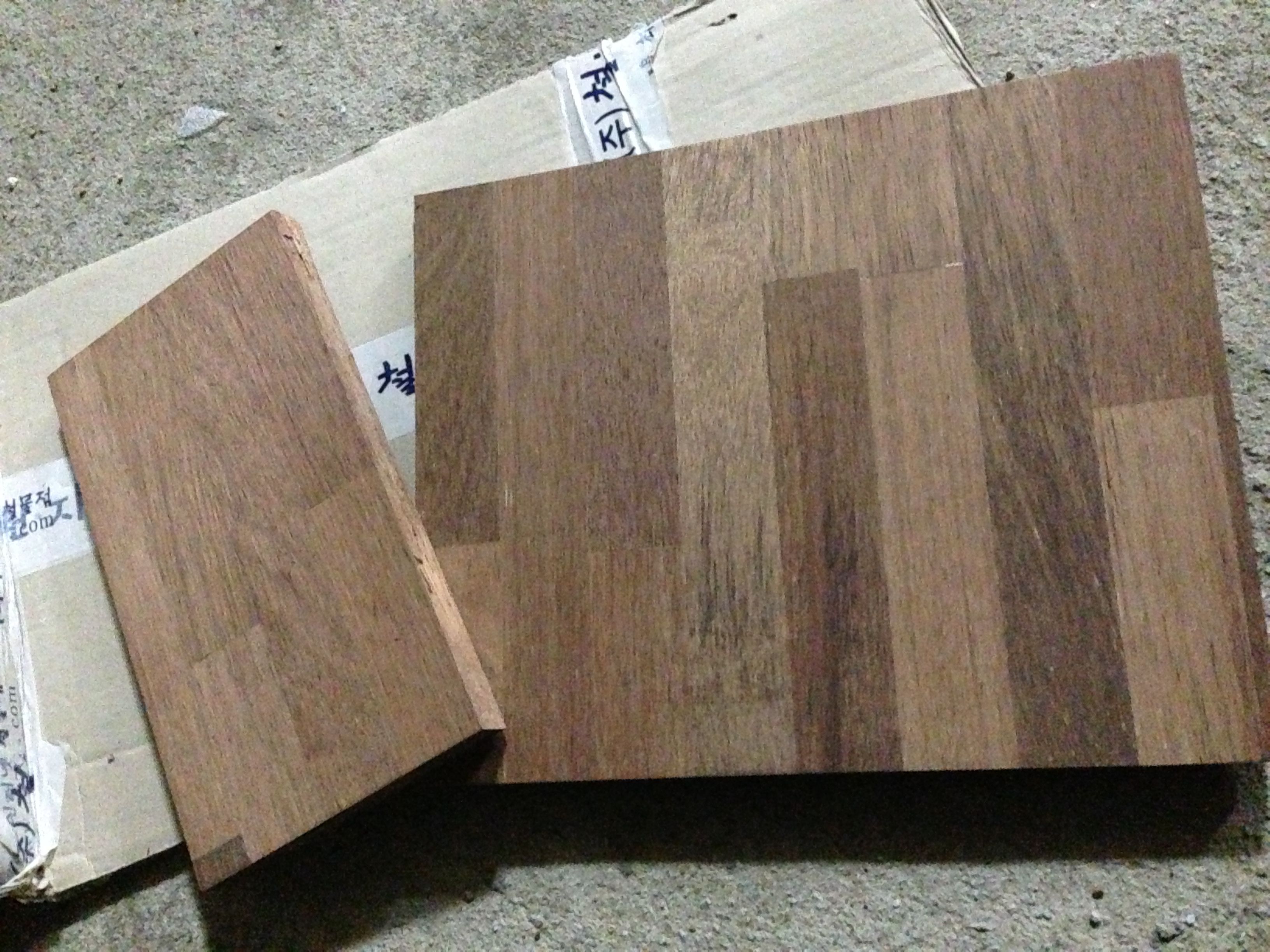 자작합판으로 만든 탁자에요~