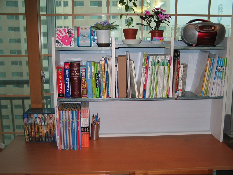 울 아들 입학 기념 책상위 책장 만들어 보았네요.