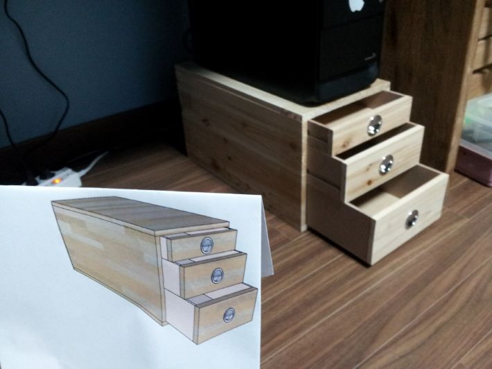 삼나무로 만든 서랍장 및 컴퓨터 본체 받침대