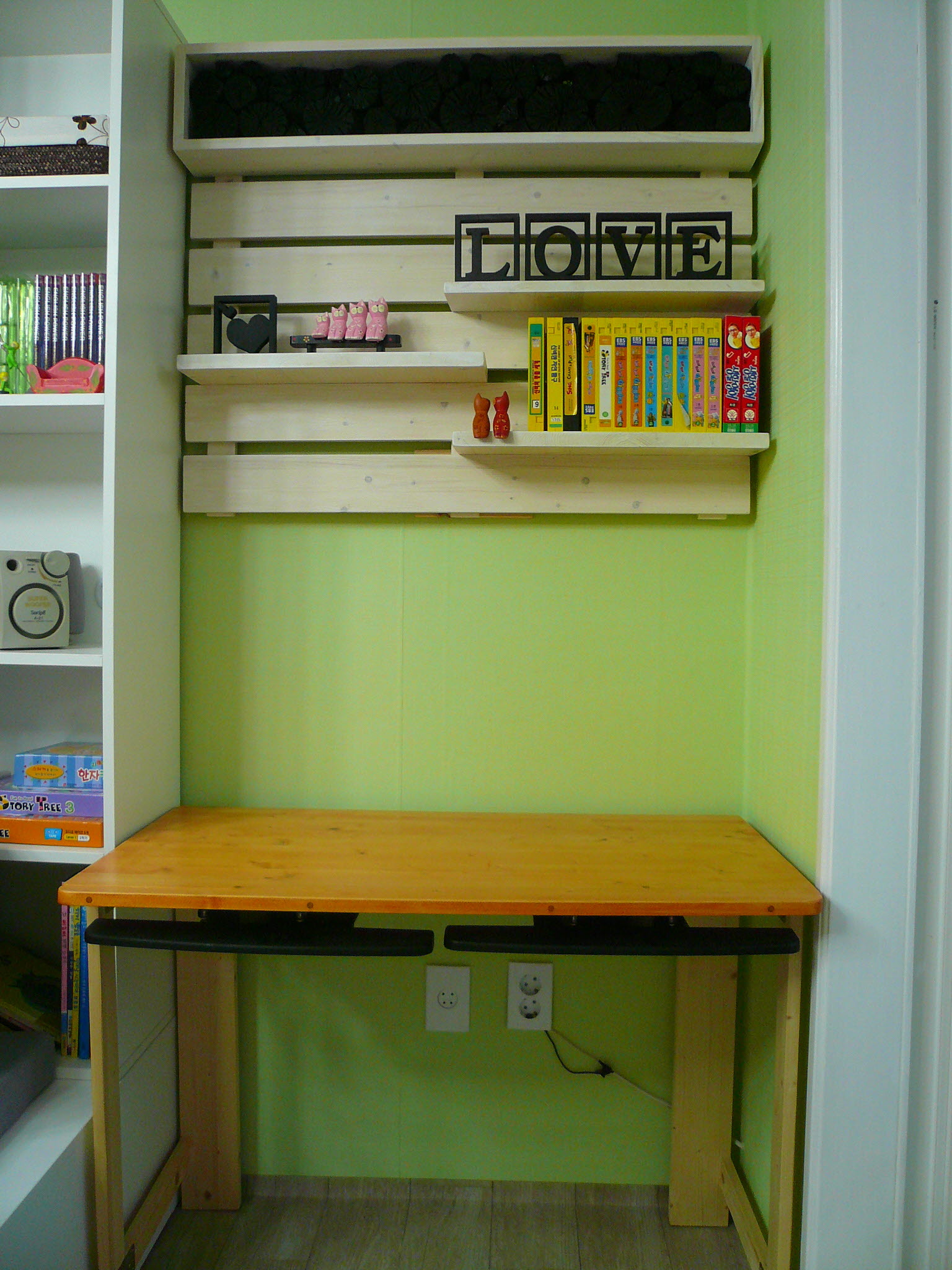 컴퓨터 책상과 선반