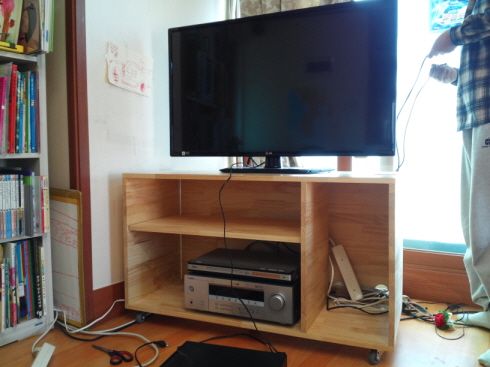 집성목으로 만든 책장