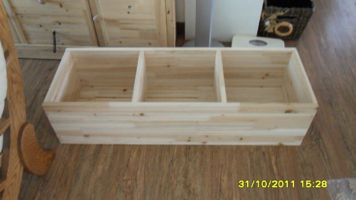 삼나무로 만든 책장과 접이식 책상