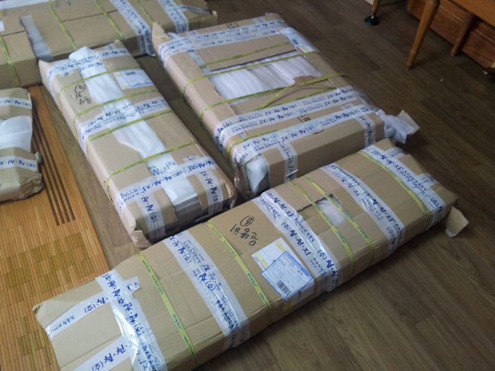 드레스룸 붙박이장과 거실 수납장