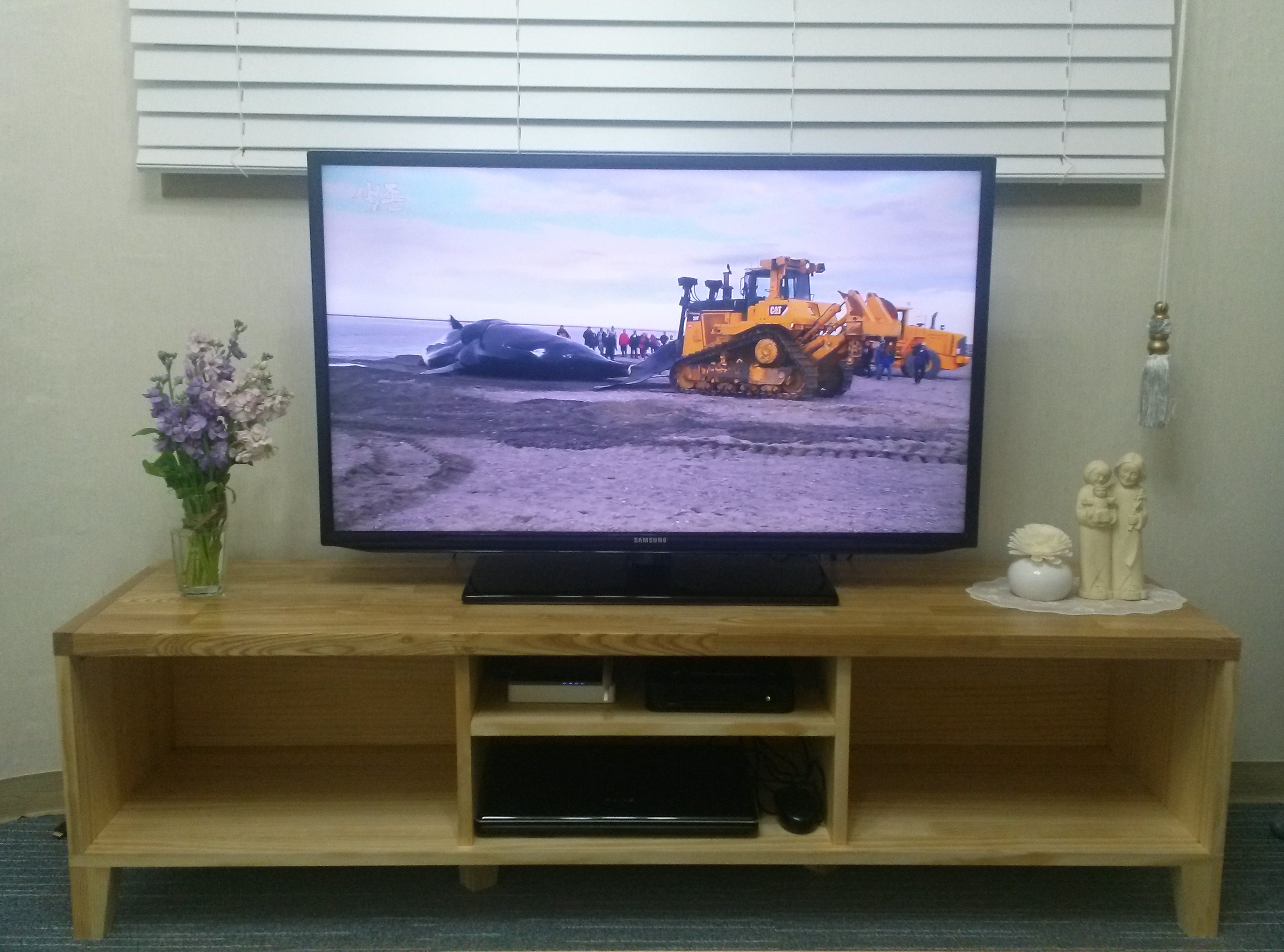 집성목으로 만든 AV장