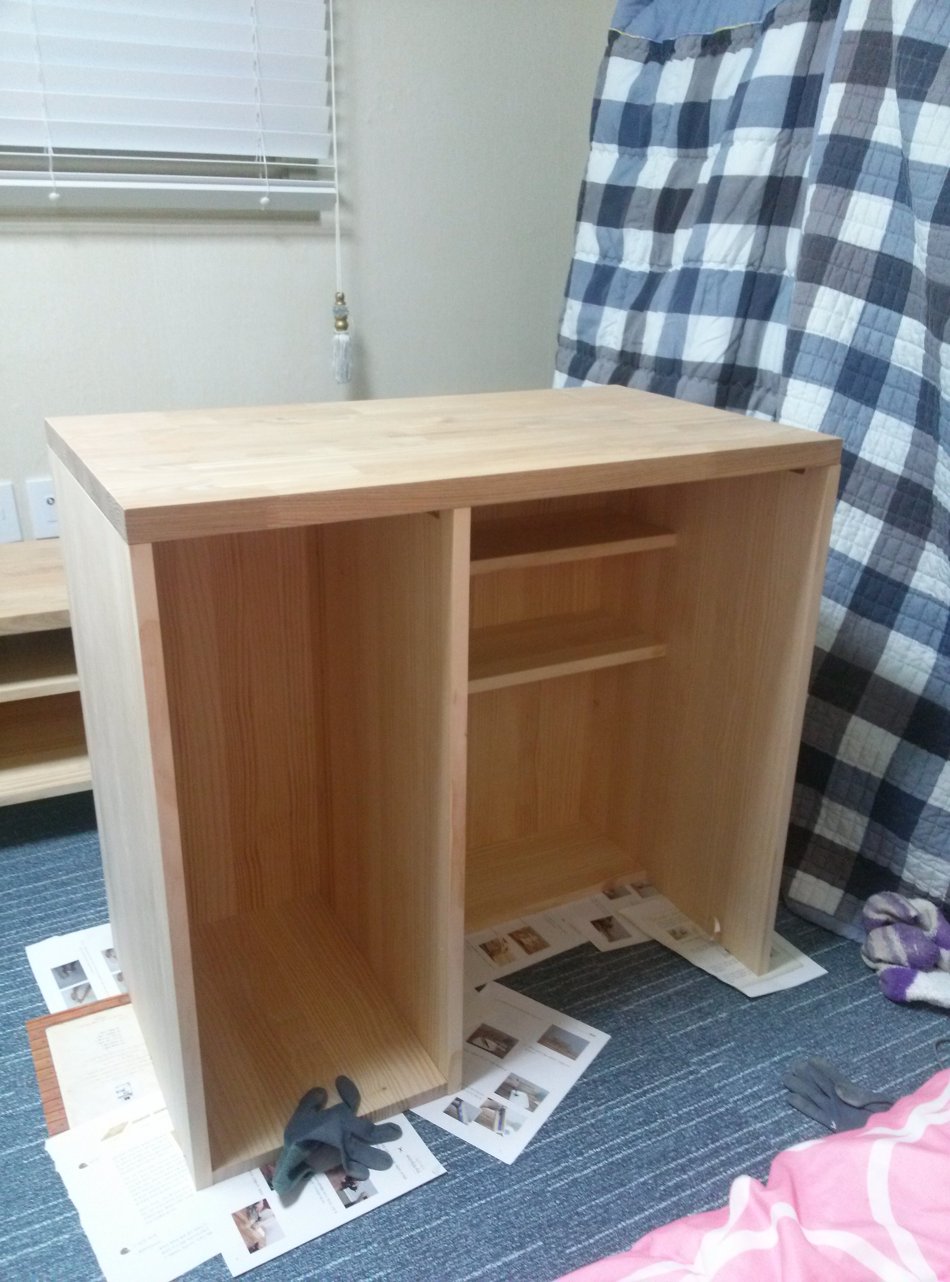 집성목으로 만든 화장대와 주방 수납장