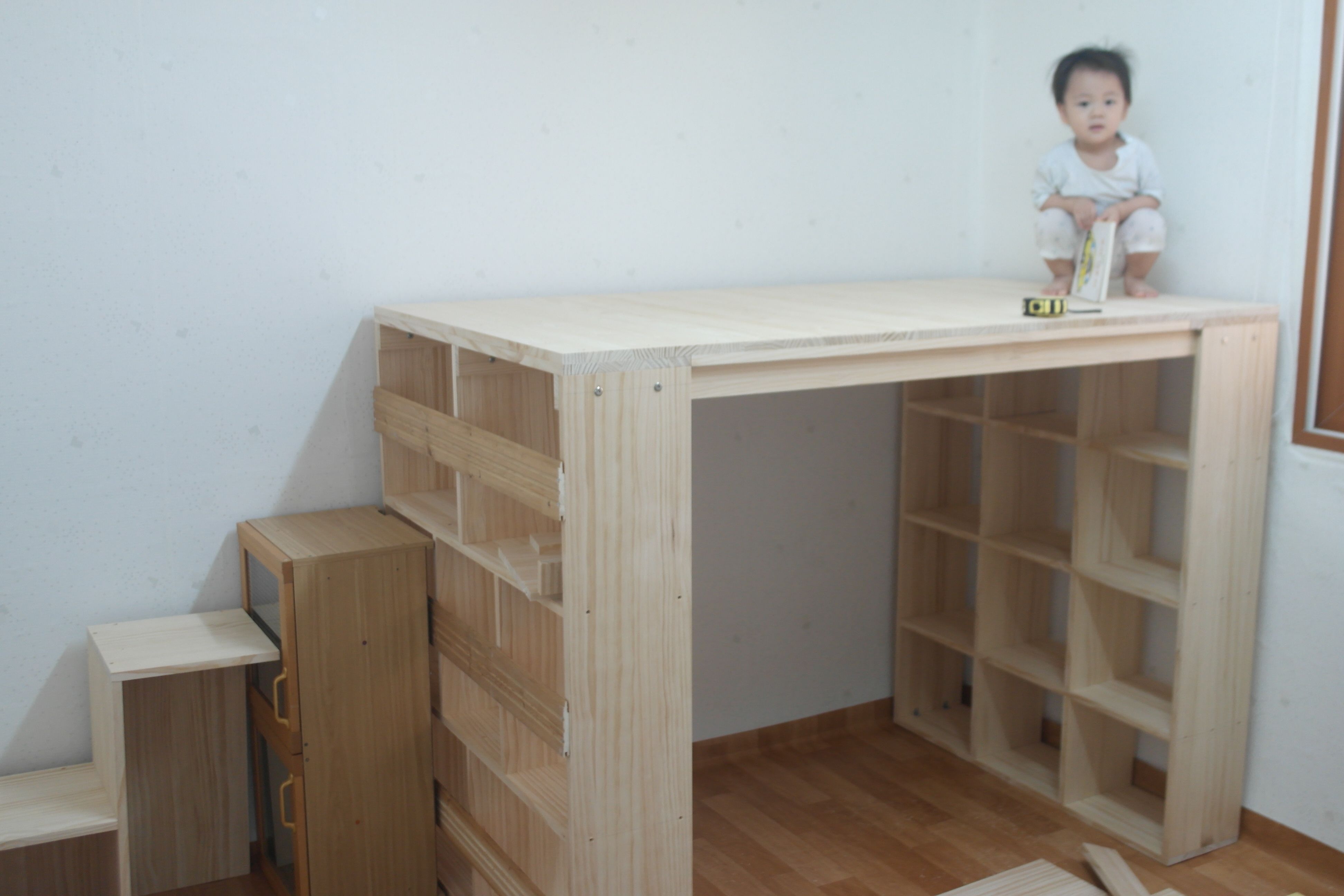 삼나무로 벙커침대 지붕 올리기