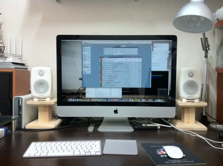 집성목으로 만든 스피커 받침대 