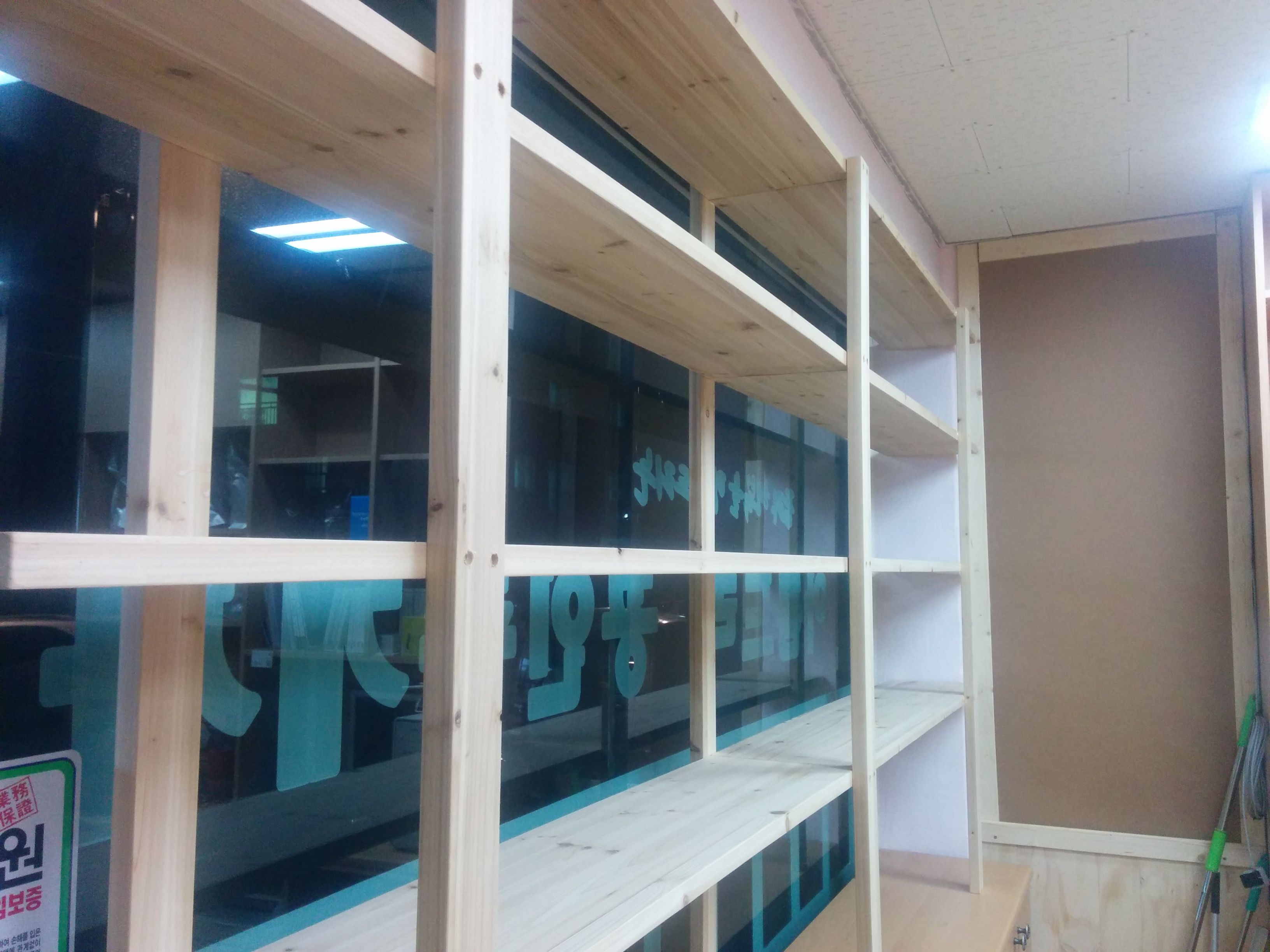 삼나무 원목으로 만든 간단한 구조의 진열장