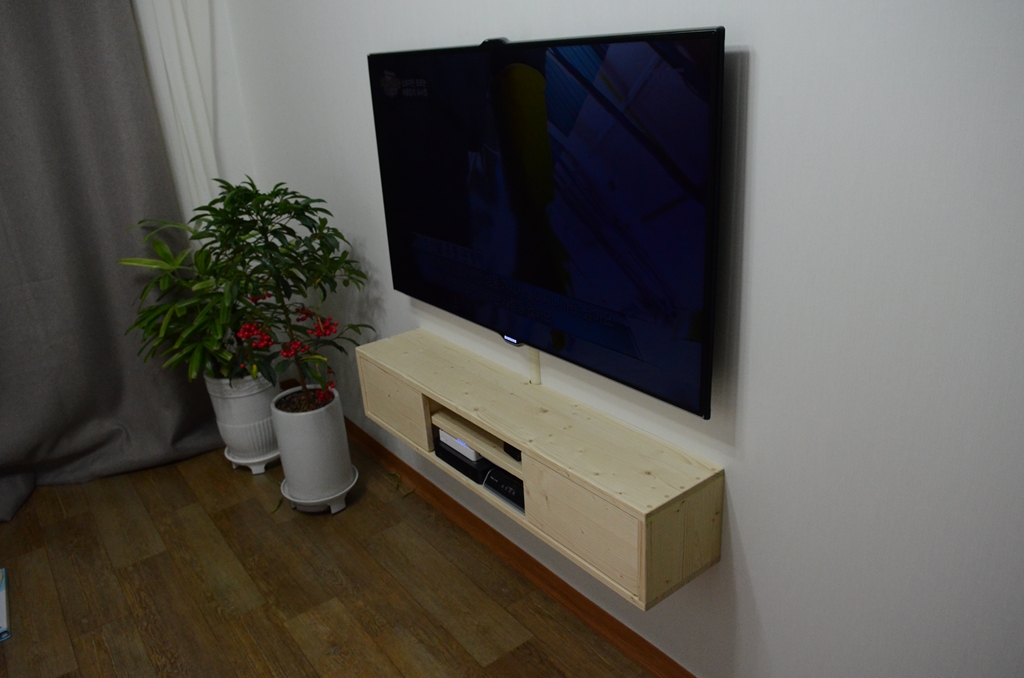 집성목으로 만든 벽걸이 TV장