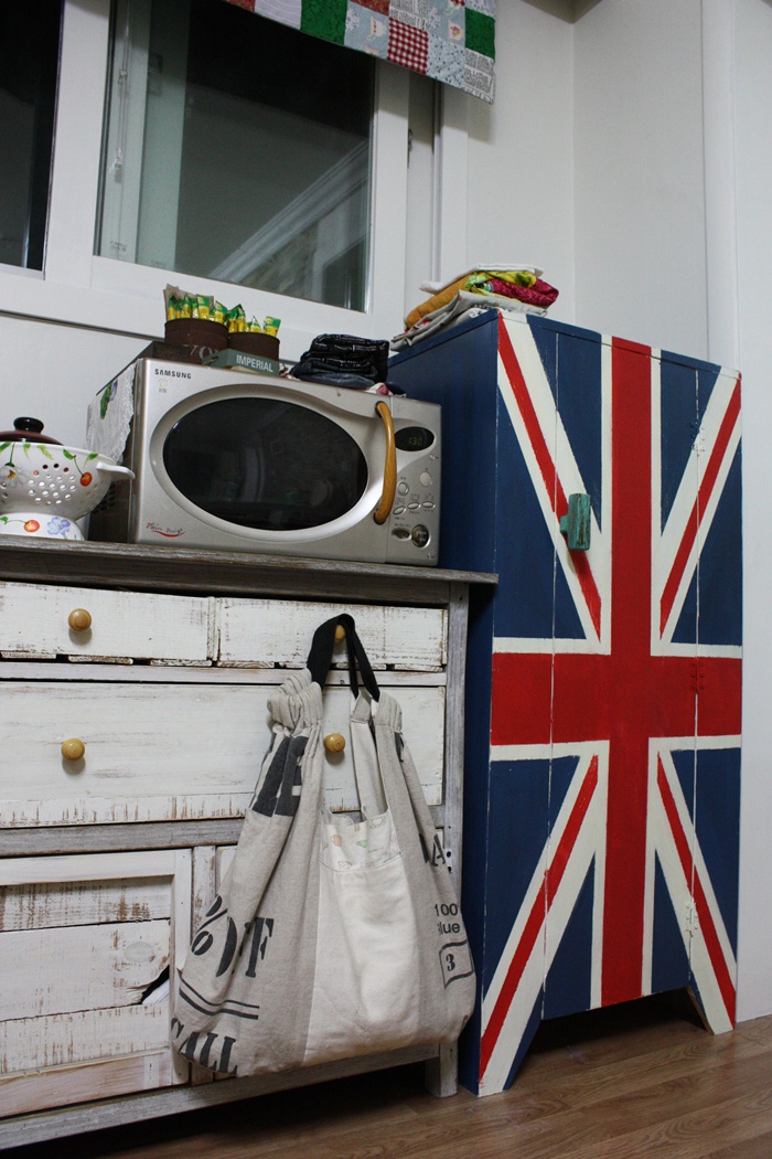 주방에 유니언잭그릇장 만들어주었어여~~~