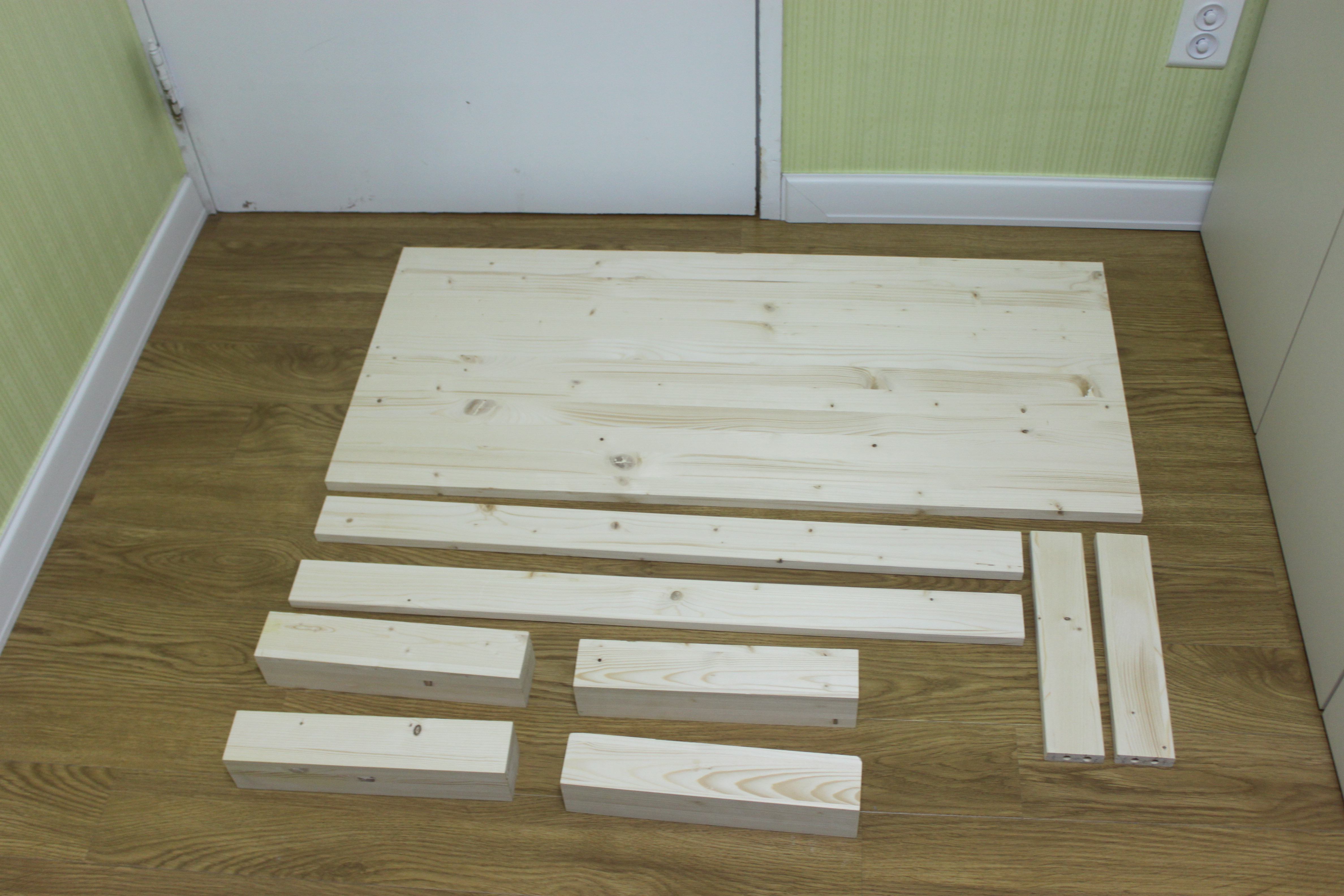 집성목으로 만든 소파테이블