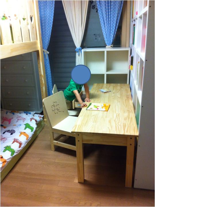 형과 동생이 함께 쓰는 책상