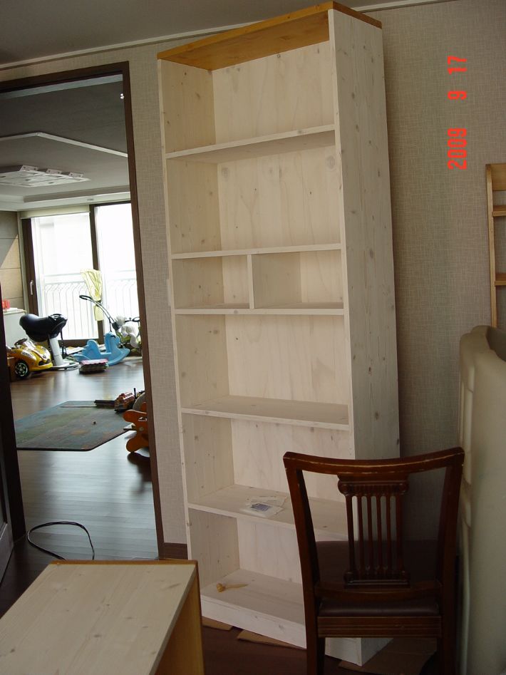 집성목으로 만든 책장