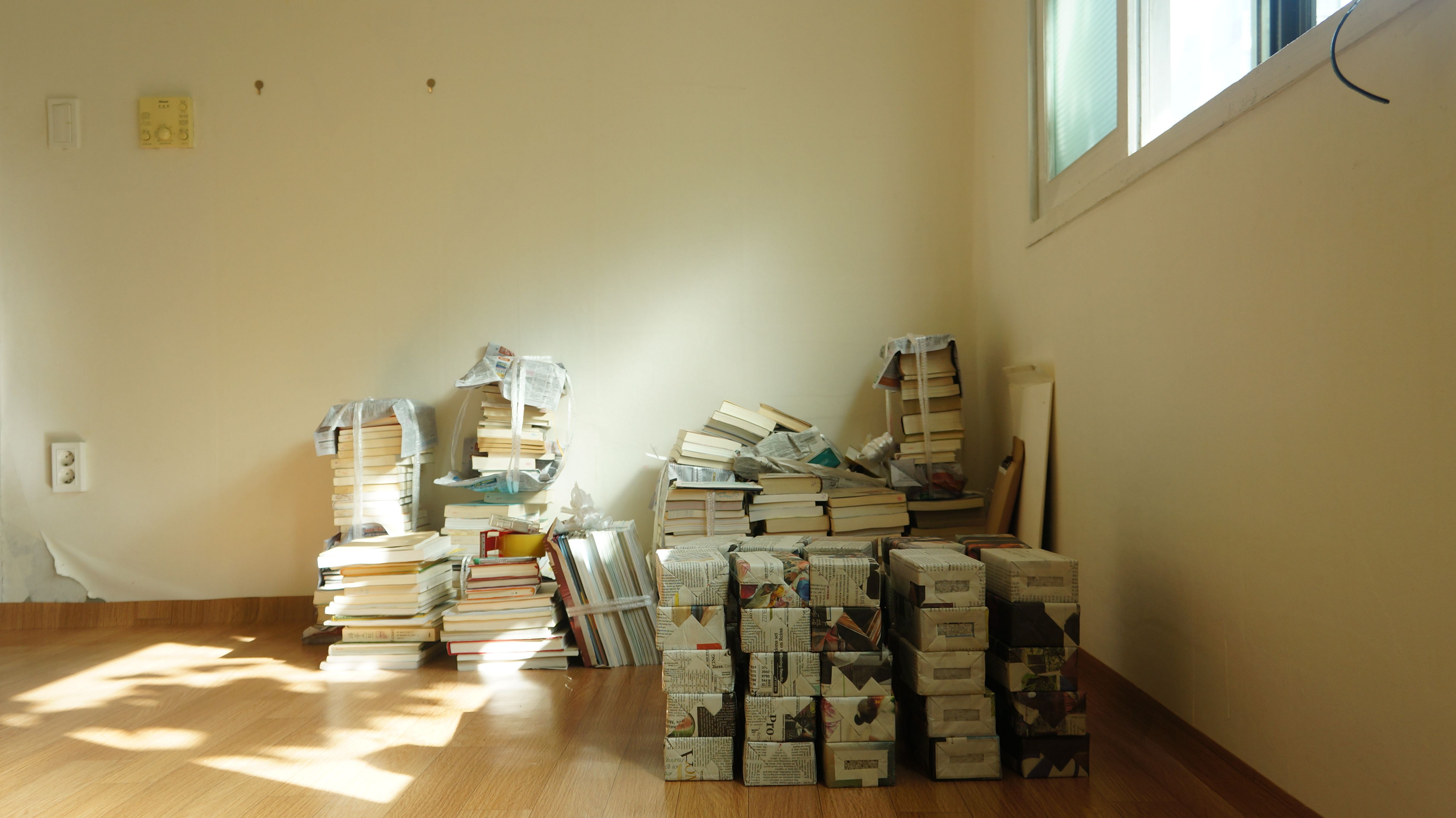 삼나무 집성목으로 만든 책장