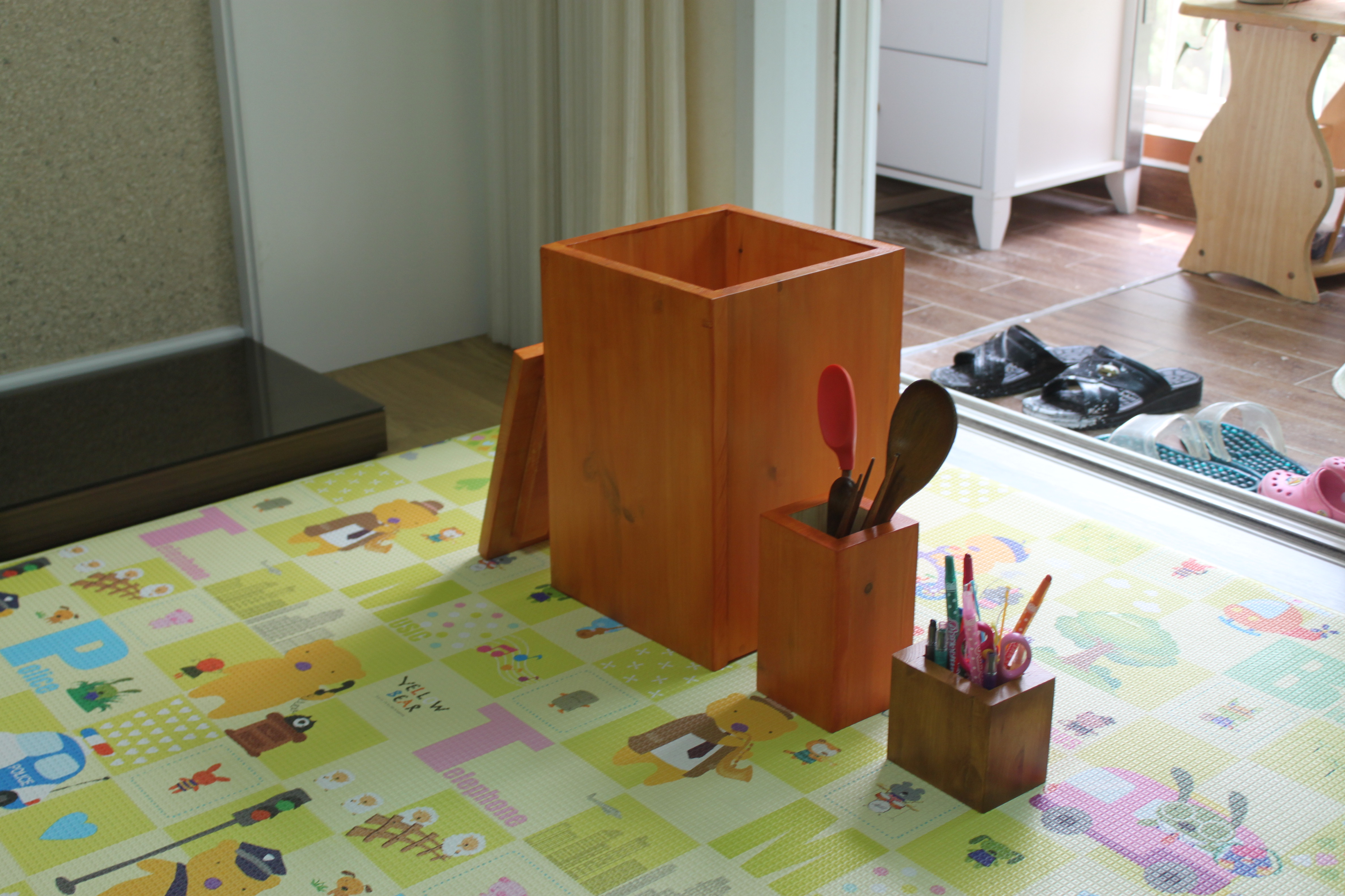 집성목으로 만든 쌀통과 수저통