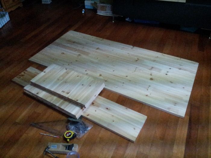 삼나무 집성목으로 만든 탁자(밥상(식탁아님)으로 사용)와 책장