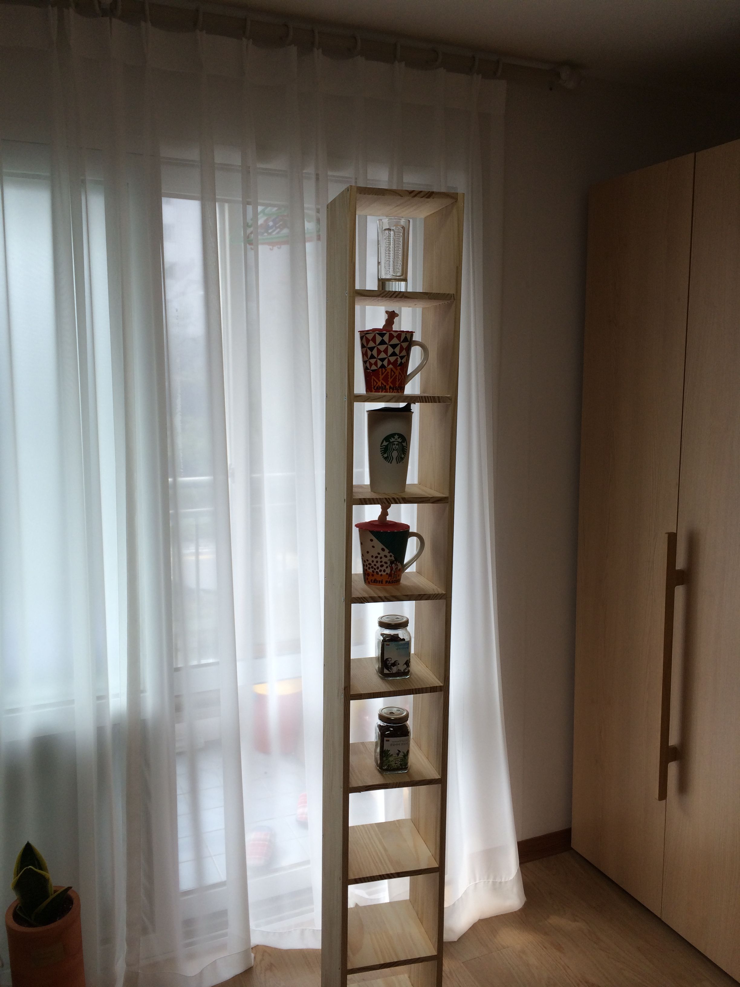 쉽게 만드는 컵 장식장으로 간단하게 인테리어 더하기