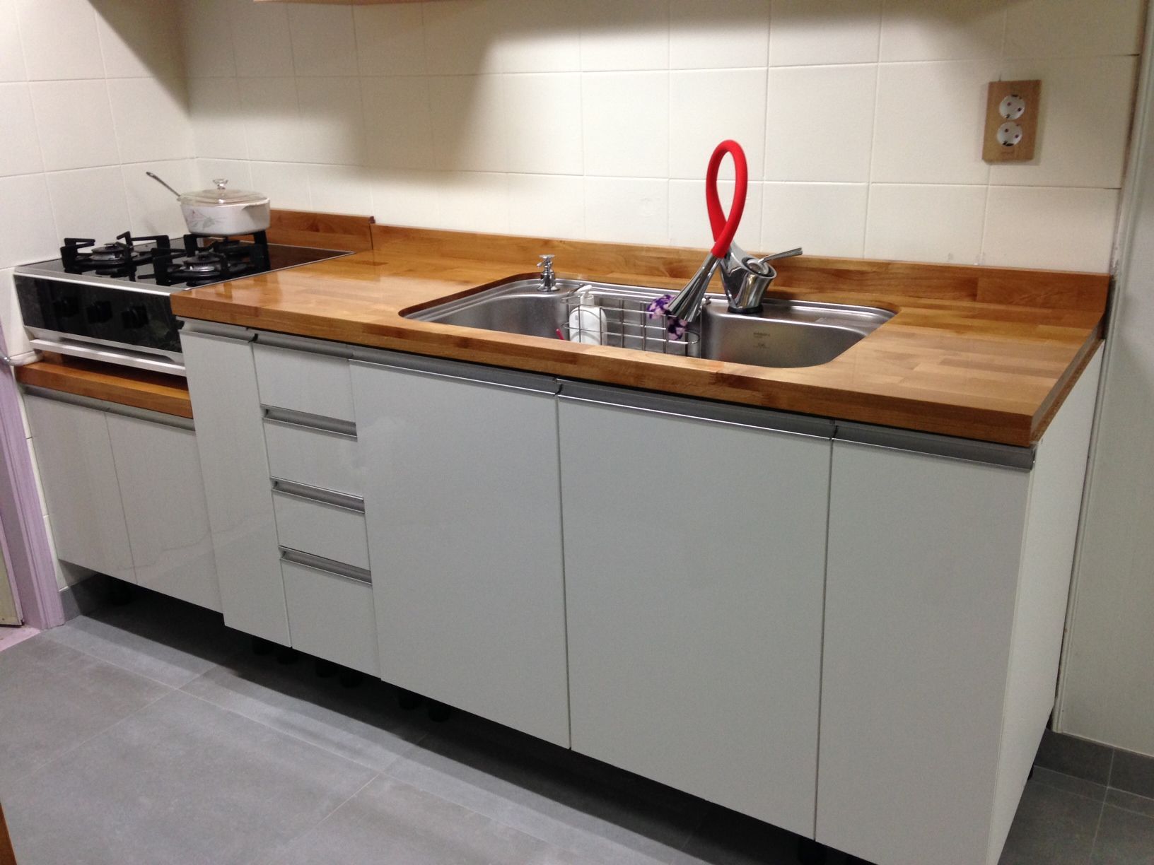 오리나무 상판으로 만든 원목 싱크대 - 하부장