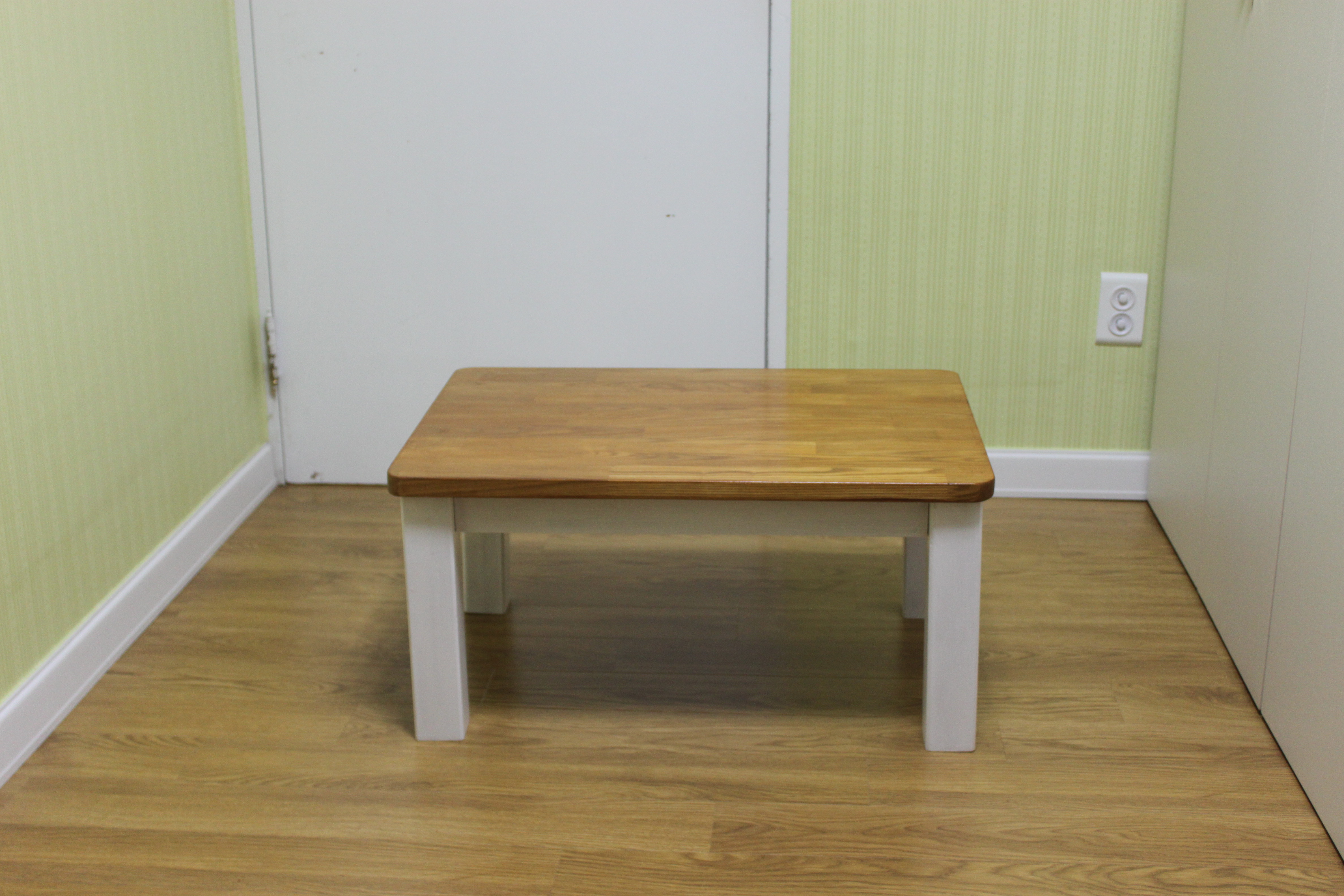 집성목으로 만든 어린이 책상용 탁자