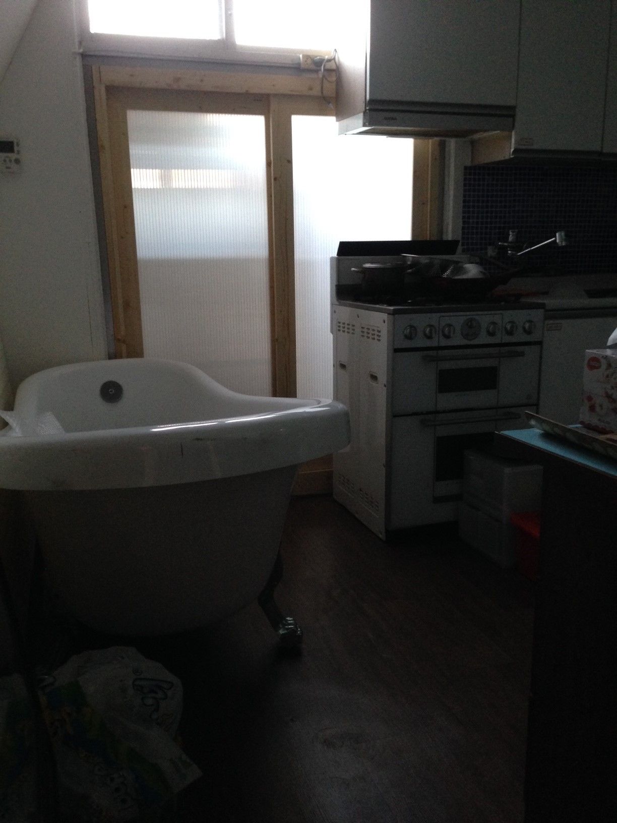 부엌-다용도실 간 확장 공간 미닫이문으로 닫기