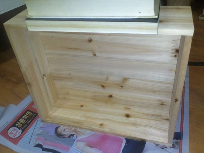 스프러스 18t로 만든 책상 및 서랍장.