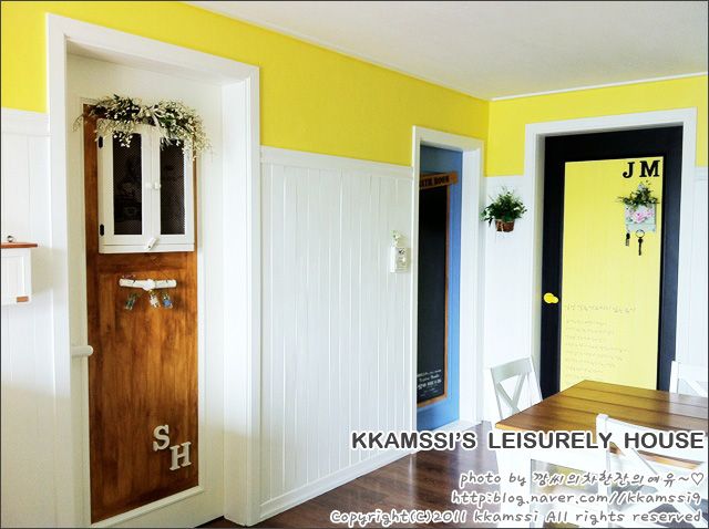 미송 합판 패널로 리폼한 방문
