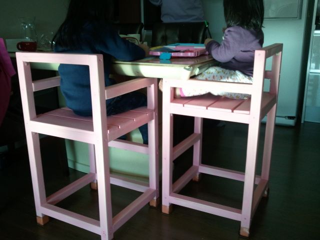 집성목으로 만든 유아용 식탁의자