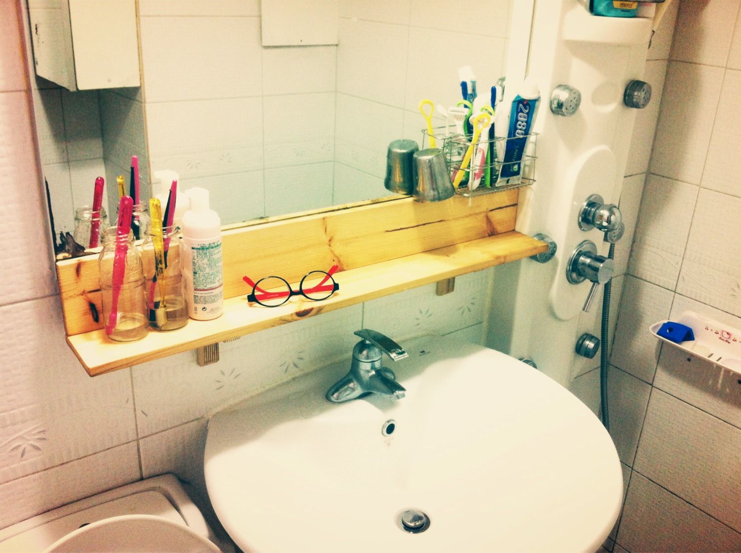 데크재로 만든 욕실선반