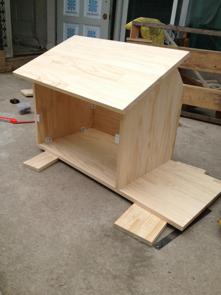 나무로 만든 강아지집…