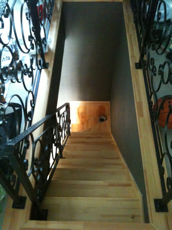 MDF로 만든 다락방 계단 막이 작업