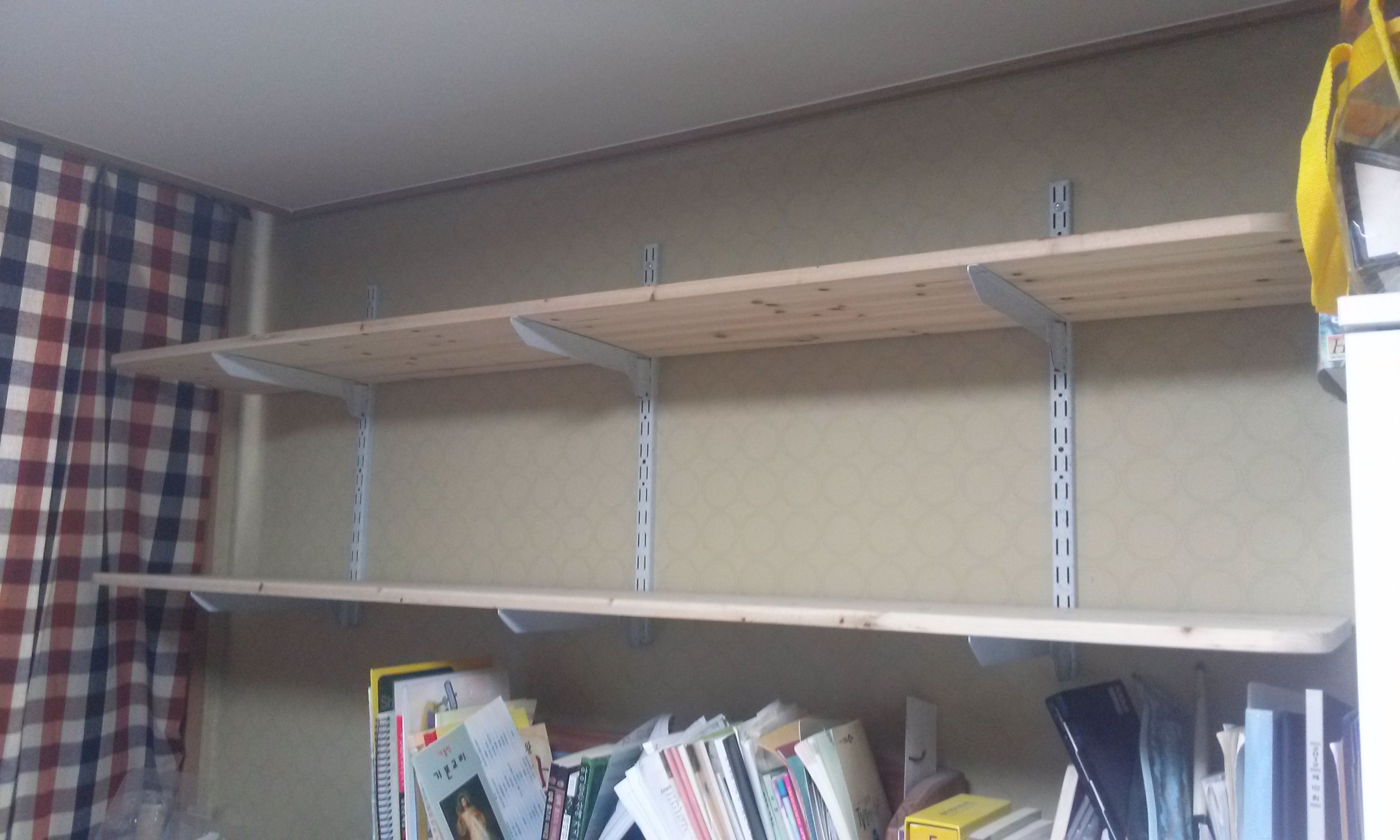 삼나무 집성목으로 만든 찬넬선반