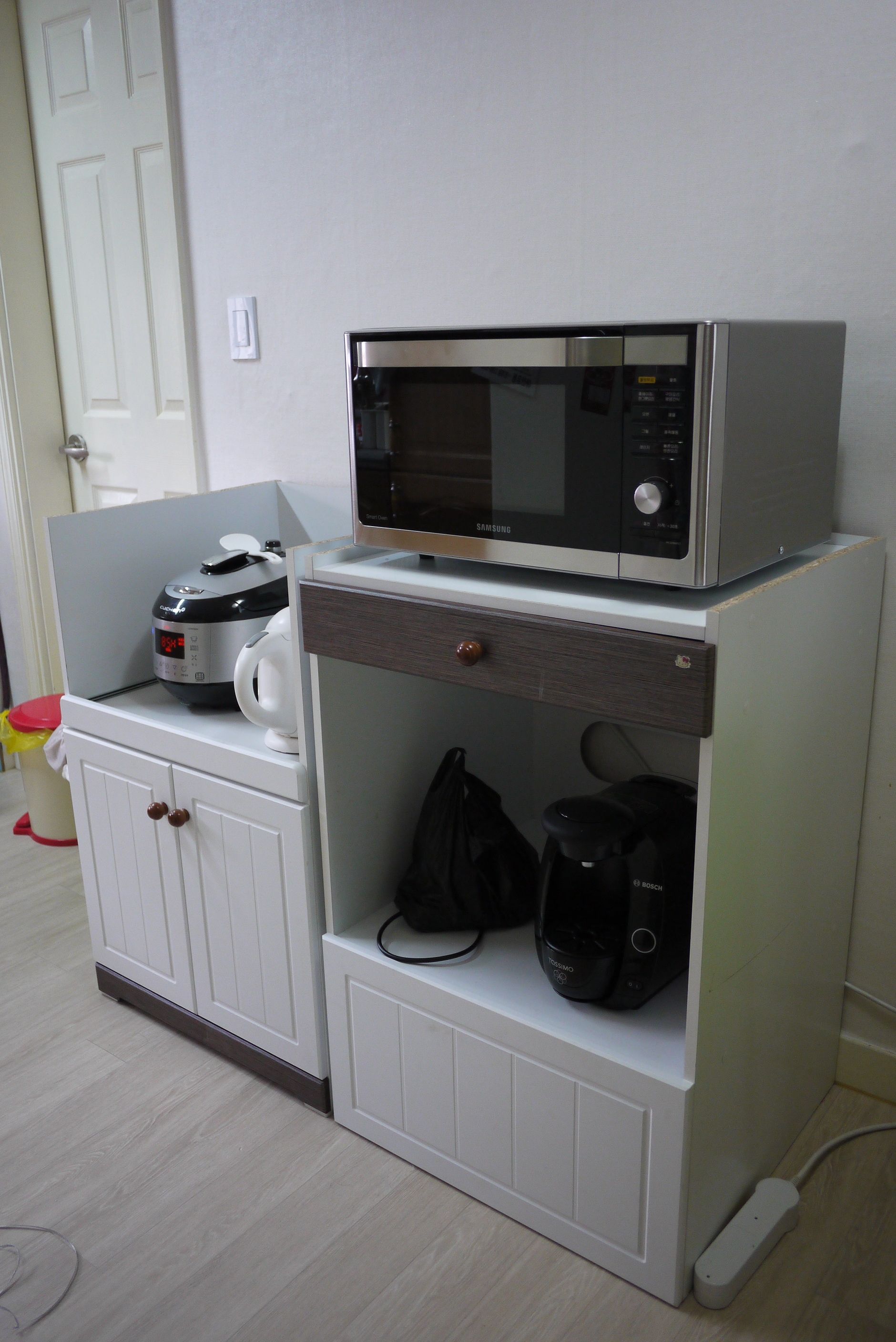 식탁과 주방 수납장