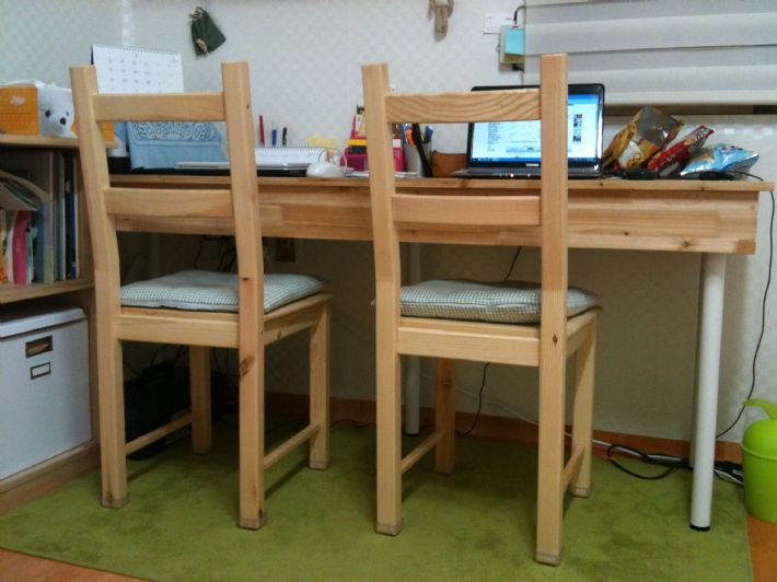 집성목으로 만든 수납장과 책상^^