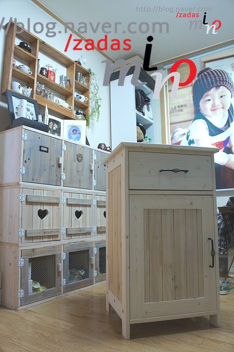 스프러스와 삼나무로 만든 수납장