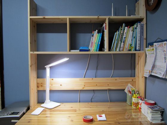 삼나무집성목으로 만든 책상위 책꽂이