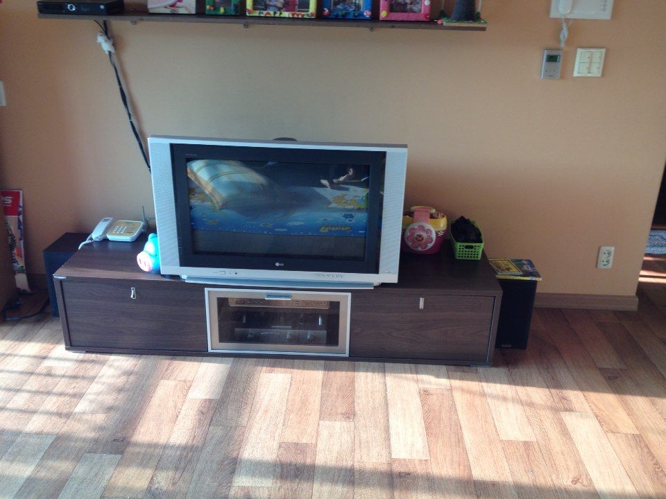 주문 제작한 원목 거실장