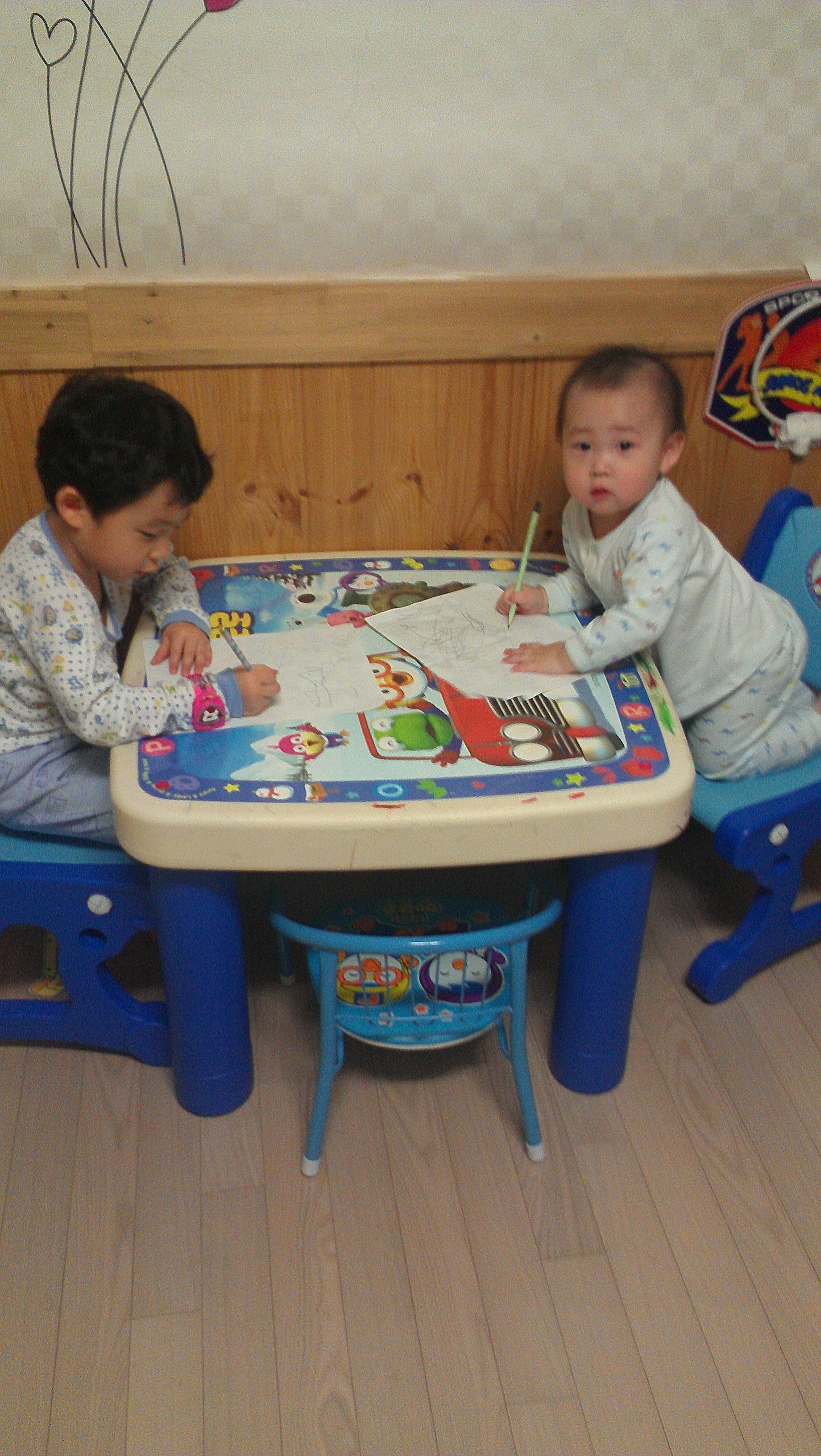 루바로 거실벽체 마감