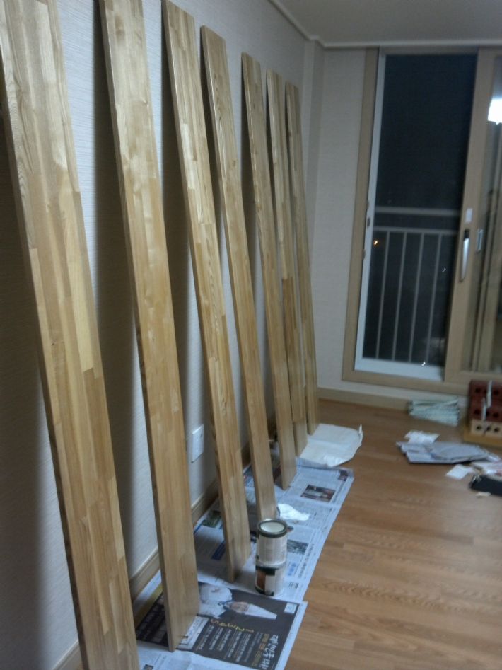 물푸레(에쉬) 목재로만든 벽돌 책장 입니다.