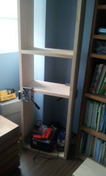 소나무로 만든 책장