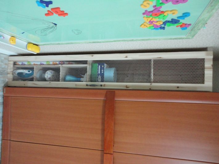 삼나무로 만든 틈새 수납장