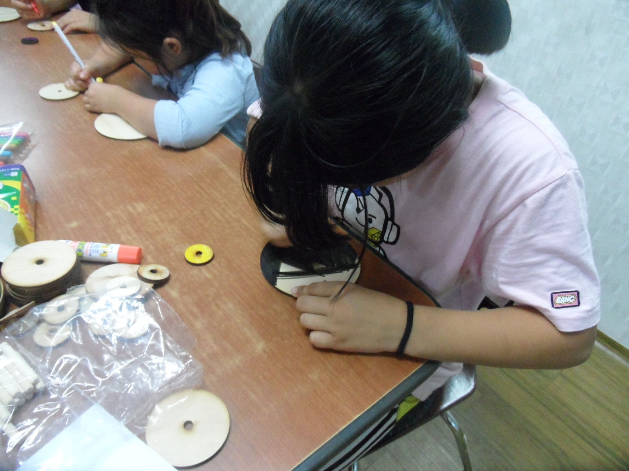 아이들과 팽이를 만들었어요.