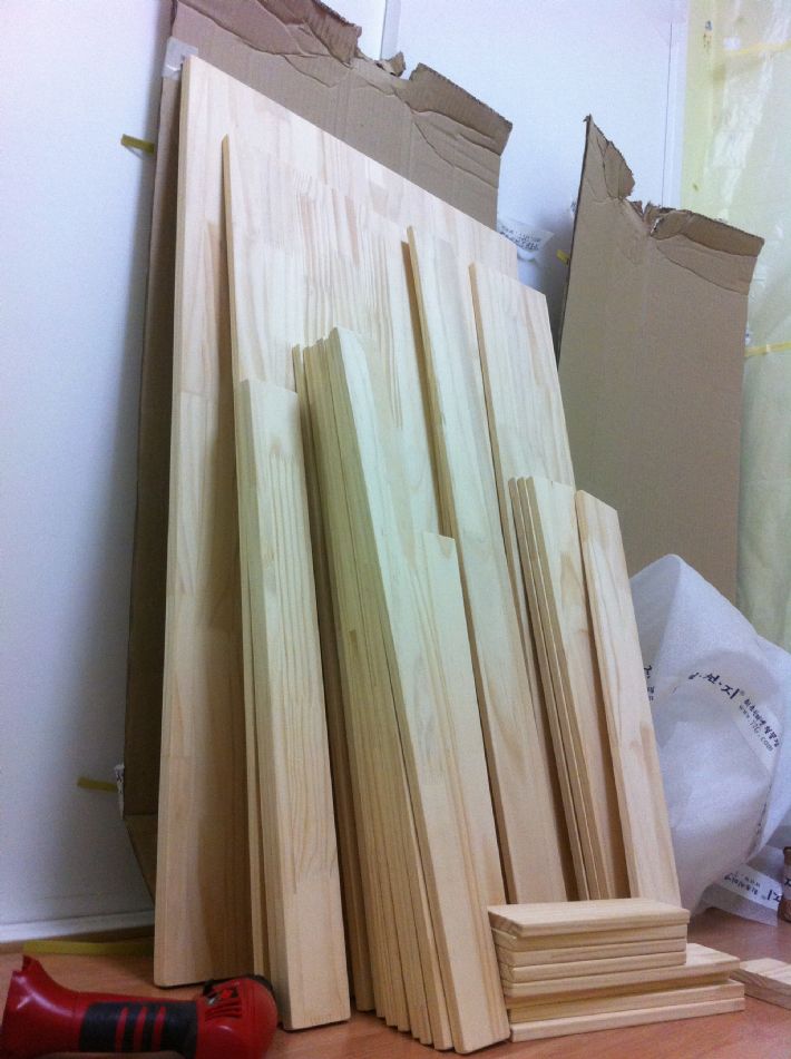 집성목으로 만든 책장