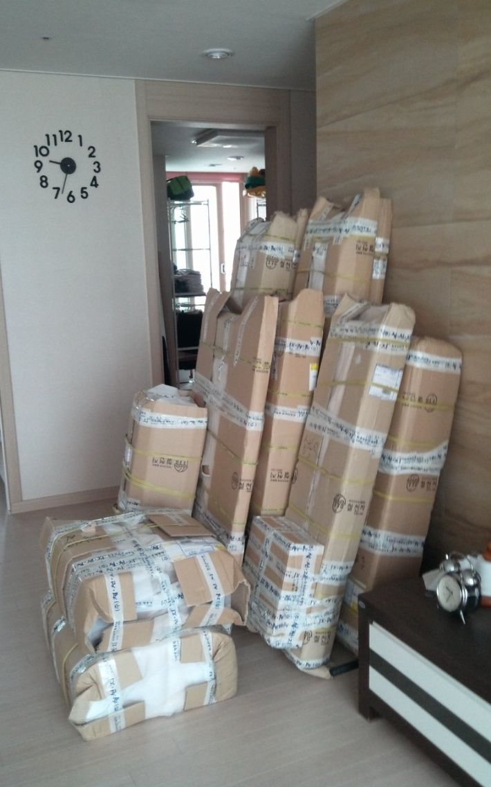 삼나무로 만든 붙박이 책장.