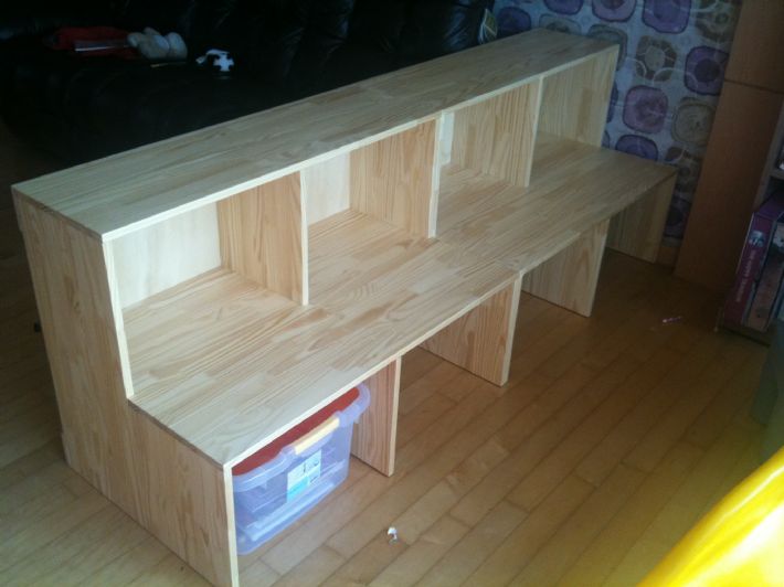 아이를 위한 낮은 책장겸 책상