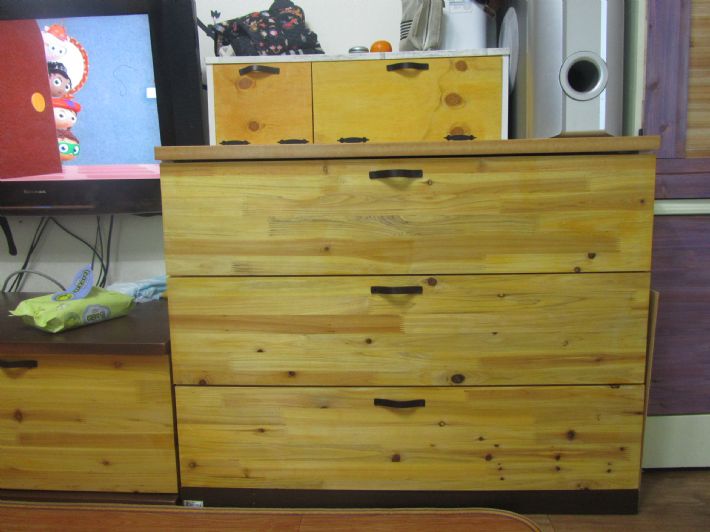 삼나무로 문짝 달아주었어여