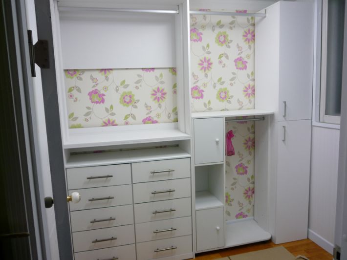 기존 가구를 이용한 개방형 옷장과 수납장