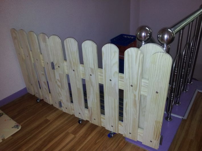 집성목으로 만든 어린이집 계단  비상문